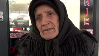 VIDEO Bătrânii României își vând marfa în frig, pentru câțiva lei. Sacrificiile făcute de bunici pentru a supravițui de pe o zi, pe alta