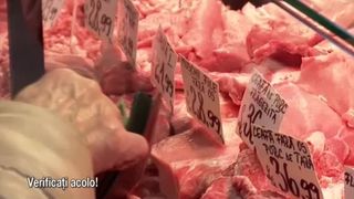 VIDEO Carne de porc, cumpărată &icirc;n tranșe. Rom&acirc;nii aleg să economisească pentru Crăciun