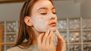 Sfaturi eficiente pentru îngrijirea tenului gras și prevenirea imperfecțiunilor în mod natural