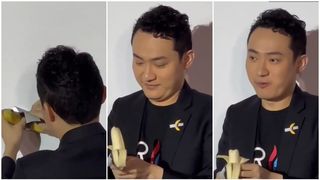 VIDEO A m&acirc;ncat banana de 6,2 milioane de dolari. Cumpărătorul operei de artă a devorat fructul la c&acirc;teva secunde de la achiziție: "E mai bună dec&acirc;t altele"