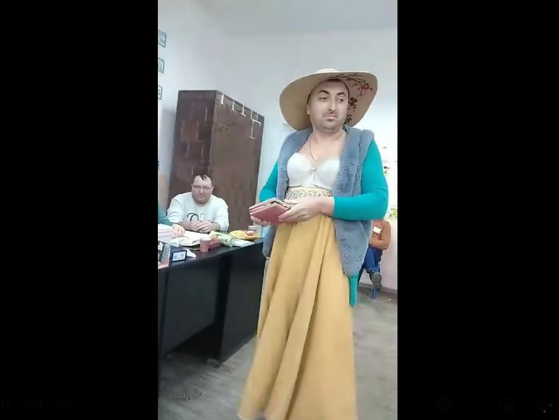Un bărbat în haine de femeie a votat la Botoșani.