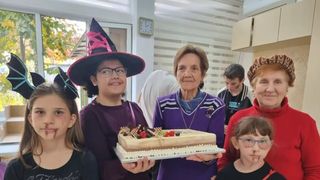 VIDEO „Am venit și n-am mai plecat”. Pensionarii care schimbă viitorul României