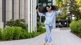 VIDEO &bdquo;Am ales tot timpul să fac ce &icirc;mi place&rdquo;. Dansează pe stradă să mai &icirc;nveselească lumea