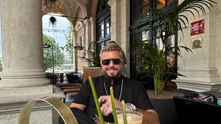 VIDEO „Pe cei falși i-am lăsat acasă anul ăsta”. Cătălin Botezatu, sărbătorit de zeci de vedete