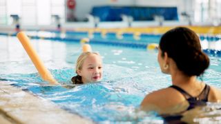 VIDEO Frica de apă, învinsă la cursurile de înot