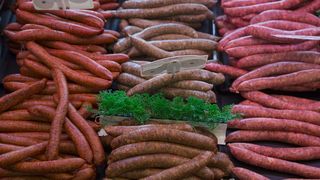 Rețeta de c&acirc;rnați rom&acirc;nești cu 10 kg de carne