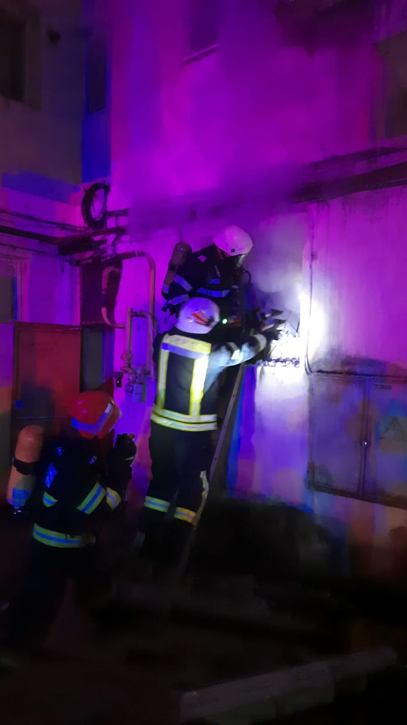 Incendiu la parterul blocului - 60 de persoane, evacuate de urgență