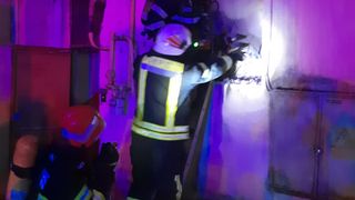 Incendiu la parterul blocului - 60 de persoane, evacuate de urgență