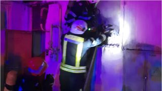 VIDEO Bloc în flăcări în  Râmnicu Vâlcea. 60 de oameni au fost evacuați în câteva minute