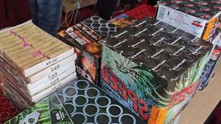 VIDEO &bdquo;Mai sunt care vin cu ele la școală&rdquo;. Se v&acirc;nd ilegal petarde periculoase