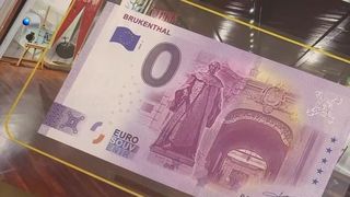 VIDEO &bdquo;Mi se pare o idee foarte bună ca suvenir&rdquo;. Banconta de 0 euro, unică &icirc;n țară