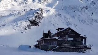 VIDEO Ploi în toată țara și ninsori la munte