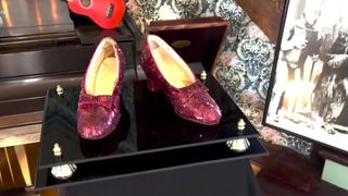 VIDEO Pantofii din „Vrăjitorul din Oz”, vânduți la un preț record