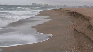 VIDEO „Vor mai trece destui ani până când vom avea o pantă lină”. Furtunile puternice au „mușcat” din plajă