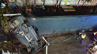 VIDEO A &bdquo;zburat&rdquo; cu mașina de la etajul 2