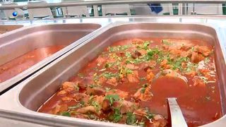 VIDEO Bunătăți ca acasă, pregătite la cantina școlii