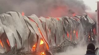 VIDEO Depozit „topit” de un incendiu uriaș, în Craiova. Ce a provocat dezastrul