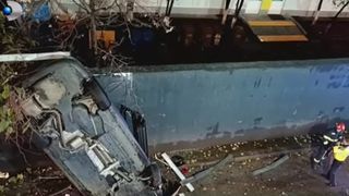 VIDEO Doi bărbați au &bdquo;zburat&rdquo; cu mașina din parcarea unui mall. Cum s-a produs accidentul