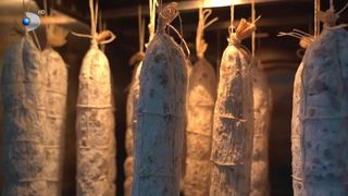 VIDEO „M-au învățat măcelarii lor”. Uniți de pasiunea pentru mezeluri