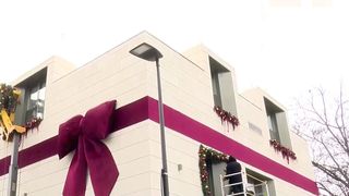 VIDEO „Ne-am dorit să facem un decor mai frumos pentru clienții noștri”. Clădiri în „haine” de sărbătoare