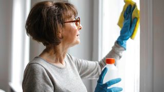 C&acirc;ți bani trebuie să scoată din buzunar rom&acirc;nii care nu vor să se ocupe singuri de curățenia de sărbători. Prețul pentru un apartament cu 2 camere