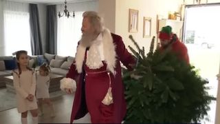 VIDEO Moș Crăciun, curierul care livrează brazi la Oradea