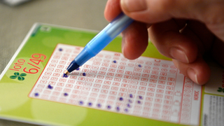 Românii joacă mai puțin, dar cheltuie mai mult