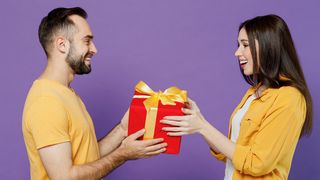 VIDEO Cadouri de Crăciun pentru doamne și domnișoare! Sfaturile unui specialist