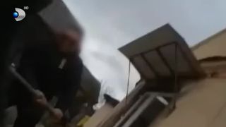 VIDEO Un bărbat a refuzat să plătească cursa de ride sharing și a bătut șoferul cu lopata