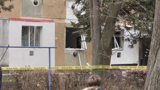 Explozie &icirc;ntr-un bloc din T&acirc;rgu Jiu. O femeie a fost grav rănită