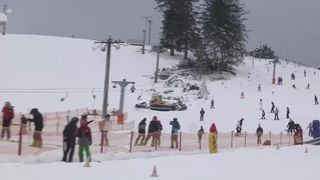 VIDEO &bdquo;Ne bucurăm de zăpada pe care o avem&rdquo;. Cod roșu de distracție &icirc;n plin viscol