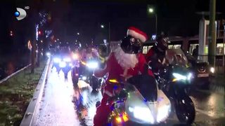 VIDEO „Ne bucurăm că putem să aducem puțină bucurie”. Moș Crăciun pe două roți