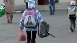 VIDEO „Părinții ar trebui să facă puțină economie”. Sume tot mai mari pentru cadourile profesorilor