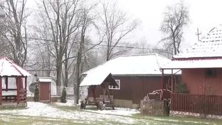 VIDEO &bdquo;La oraș avem tot confortul&rdquo;. Traiul la țară, prea greu pentru orășeni