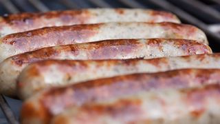 C&acirc;t usturoi se pune la c&acirc;rnați? O rețetă delicioasă