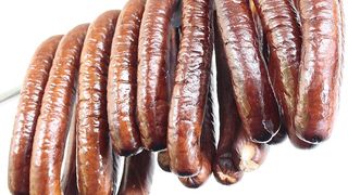 C&acirc;t usturoi se pune la c&acirc;rnați? O rețetă delicioasă