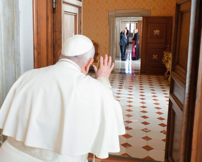 O tânără sinucigașă, aruncată în aer înainte de vizita Papei