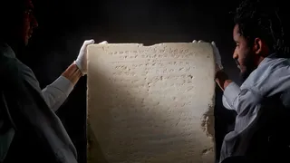 Cea mai veche tăbliță cu Cele 10 Porunci ale lui Moise, vândută la un preț record. Cum arată 