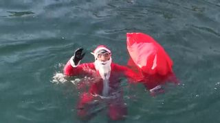 VIDEO „Am lăsat renii acasă, am venit cu delfinii”. Moș Crăciun, apariție inedită din mare