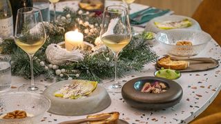 Alimentele nelipsite de pe masa de Sărbători a românilor: de la tobă și jumări la cârnați și piftie