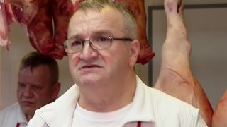 VIDEO Rom&acirc;nii nu mai au bani să cumpere carne de porc. Alimentul mult preferat, de poftă pe masa de Crăciun