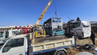 Cel puțin 52 de morți &icirc;n două accidente de autobuz care au avut loc unul după altul