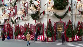 VIDEO „Totul este în spiritul sărbătorilor”. Clădirile din București, „îmbrăcate” de Crăciun