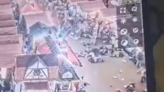 Momentul în care mașina intră în mulțime