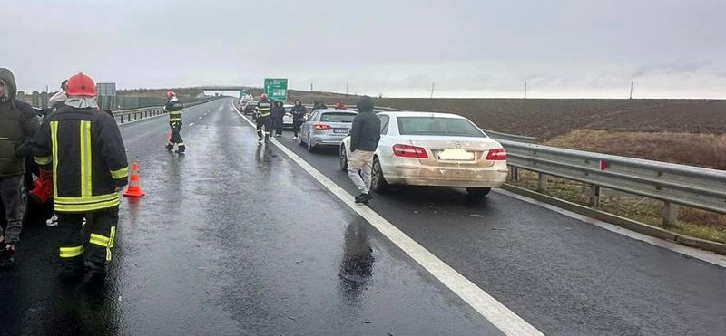 Şapte maşini au fost implicate, sâmbătă, într-un accident rutier pe A1