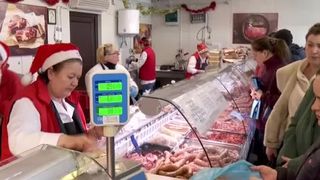 VIDEO Măcelării luate cu asalt înainte de Crăciun. Oamenii stau la cozi infernale pentru a cumpăra carne