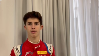 VIDEO El este pilotul rom&acirc;n care a participat la cursele de Formula 4 din Orientul Mijlociu. Are doar 15 ani