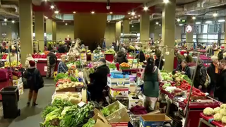 VIDEO Echipați de ultimele cumpărături. Românii au luat cu asalt magazinele, prin ploaie