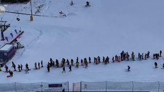 VIDEO „Să sperăm că va fi mai bine pe viitor”. Chin pe drum, necazuri pe pârtie