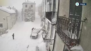 VIDEO Zăpadă de doi metri și sute de mii de oameni fără curent